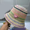 여름 짚 모자 고급 디자이너 버킷 모자 손으로지고있는 해변 모자 니트 모자 캐주얼 남자와 여자 패션 태양 모자 클래식 트라이앵글 로고 어부 모자 (B0137)