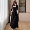 Robes décontractées Hepburn French Vintage Black Robe pour femmes 2024 Spring Elegant Square Coule Slim Taille avec Rose Collier