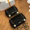 22K Pearl Chain Bag Stylish Womens Shoulder Bag Läder Diamond Gold Hardware Metal CC Buckle Luxury Handväska Matelasse Chain Crossbody Bag Makeup Bag Purse 18/22CM