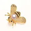 Европа и Соединенные Штаты Симпатичная трехмерная пчела Bright Pearl Brooch Небольшой комплект изысканного сплава двойного назначения