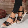 Sandalen 2024 Damens Sommer Mode dicke Sohle Neigung Ferse Offene Toe Lederoberfläche Freier Komfort Sandalias Planas