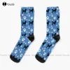 Cadeaux de chiens de caniche noire sur chaussettes bleues drôles pour femmes 360 ° Impression numérique personnalisée Unisexe personnalisé pour adolescents adolescents pour jeunes chaussettes