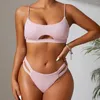 Kvinnors badkläder Xuanlang 2024 Europeiska och amerikanska pit stripe fast färg sexig ihålig bikini split