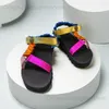 Sandalet Sandaletler için Sandalet 2023 Lüks Yaz Yeni Düz Topuk Kalın Çözücü Renk Engelleyen Plaj Sandalet Ayakkabı Kadın Sandalias De Mujer T240409