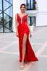 Sexig röd delad aftonklänningar 2024 Ny en linje som kastar V -halsapplikationer Long Bridesmaids Prom Gowns Women Formal Eccase Vestidos BC18475