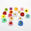 Fiori decorativi 100pcs 4 cm Daisy bianco artificiale con centro giallo per feste di nozze decorazione per la casa per la casa drop