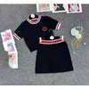 24SS Tricoted Women Charpers Tops Jirts Set Luxury Designer LETTRES CONTRAST COULEUR TEES JUPT PLAIS