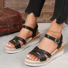 Sandalen 2024 Damens Sommer Mode dicke Sohle Neigung Ferse Offene Toe Lederoberfläche Freier Komfort Sandalias Planas