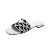 Vrouwelijke ontwerpers slippers sandalen platte slijbanen slippers zomerse buitenloafers badschoenen strandkleding slippers zwart witte dames slipper schoenen