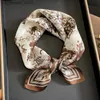 Sjaals 2023 Nieuw luxe ontwerp retro bloemenprint % Real Silk Square -sjaal voor vrouwen zachte tas lint haarband Bandana necklerchief240409