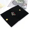 Sacchetti di busta in velluto nero 10x8cm logo personalizzato Flip in flanella ghiottone anello di ghiottoneria di gioielli in pelle scamosciata