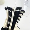 女性の靴下5組のファッショナブルでトレンディな女性の揺れセット黒い白い縞模様のミニマリストスポーツスタイルのミディアムレングス