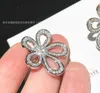 Nuovi orecchini di design di alta qualità orecchini floreali con squisito inlay diamante grande bianco Orecchini versatili di fiori in oro rosa in oro rosa con logo Vancelf