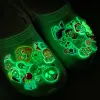 1pcs PVC Pvc Glowing Horror Shoe Charms Luminoso Halloween Decorazioni per scarpe Pin per sandali di zocco