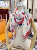 2024 Top Fashion Women Designer Scarf Designer di lusso Turbans di alta qualità Square Kerchief Female Wraps Silk Chiffon Scarpes Lace Head Bandiera Nuova Bandanas Versatile Counter4a