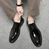 Stiefel neue Männer weiße Brogue Schnürung Patentleder -Laibers Männliche lässige Moccasins Oxfords Fahrschuhe Hochzeitsfeier Abschlussball Wohnungen