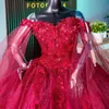 肩から豪華な赤い光沢のあるQuinceanera Dresses Lace Aptliques Bow Tull Ball Gown Princess Puffy Vestido de 15 Anos