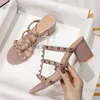 Sandaler Lady Gold Noiseless Slides Silver Retro Slippers Summer High Heels Matta Matte blandade färger Pumpar Fashionabla Designer 48 T240409