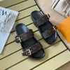 Designer Slippers Men Femmes Sandales Sandals Slides Marque Chaussures décontractées Chaussures de plage épais semelles ajustées en or Boucles d'été Pantoufle