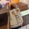 Högkvalitativ designerväska kvinna hink väska mode handväska justerbar och avtagbar axelband dra repet öppet och stäng tartan polyuretan crossbody väska