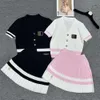 2024SS Fashion Women Dress Set Designer Dressss Set Letter broderi grafisk kortärmning Knitshirt Casual Loose Pleated kjol Kvinnor Två stycken Två färg