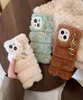 Роскошные дизайнерские чехлы для телефона Fashion Furry Case с металлическим подвеской Phonecase Winter Shockper Shell для iPhone 14 Pro Max 132572641