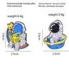 Les astronautes explorent l'univers en lecture des journaux broche mignons films anime jeux épingles en émail collectif collectent du carton métaton broche sac à dos sac de sac à dos badges revers