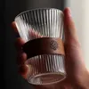 Vinglas med japansk stil glas te muggar vertikal spannmål kaffekopp med valnöt ärm transparent öl dryck
