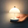 Lampes de table modernes champignons minimalistes à trois couleurs décoration de lampe de lampe de la lampe créative et lumière nocturne