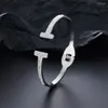 Bracelet exquis Bracles femmes ajusté en acier inoxydable à double forme en acier inoxydable double t forme zircon