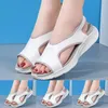 Sandalen Frauen Sommer 2024 Plattform Frauen Mesh Beach Elastic Band Sport Open Toe Wedges Verfärbung weich