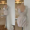 豪華な真珠カクテルウエディングドレススパゲッティストラップミニ短いイブニングドレスとケープビーズの幻想カスタムメイドのパーティードレスを見る