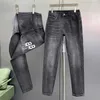 Jeans de jeans Luxo Luxo Europeu bens Europeu Bens preto e cinza Jeans masculinos estampados presos, elásticos versáteis, calças retas de perna lisada 1y8x