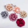 Flores decorativas 10pcs 6 cm de tecido de cetim feito de cetim, vestido de noiva de flores de rosa broches DIY Apliques de costura de roupas