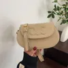 O designer de bolsa de couro vende bolsas novas femininas a 50% de desconto para mulheres bages crossbody de moda e versátil verão novo ombro único