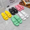 Designer, casal de casal de verão, sandálias unissex Plataforma Triângulo Integrado Moldagem de sofrimento sofisticado Homens Menino de praia Flip-flops Foam Casual Mule Sneaker