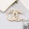 20Color 18K Gold Plated Letters Brosches Small Sweet Wind Women Luxury Brand Designer Crystal Pearl Brosch Pins Metal Smycken Fashion Accessories