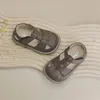 Zomer babyschoenen lederen uitsparingen zachte zool jongens sandalen gesloten teen niet -slip mode peuter meisjes EU 1525 240329