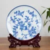 Decoratieve beeldjes Chinese stijl Classic Jingdezhen Decoratie Blue en Wit Porselein Bord Houten Base Set Wedding Gift