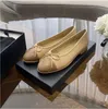 Paris Designer de luxo Black Ballet Flats Sapatos femininos Brands acolchoados Couro genuíno deslize na bailarina redonda de dedos femininos