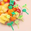 Vorken 8 stks mini-bladeren fruit vork tandenstoker plukt vier-blad klaver plastic decoratie lunchbox bento salad dessert accessoires