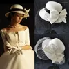 Basker brudtopp hatt kvinnlig brittisk hepburn stil mode retro bow mesh födelsedagsmiddag huvudbonader