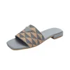 Kvinnors designers tofflor sandaler platt glider flip flops sommar utomhus loafers badskor strandkläder tofflor svarta vita kvinnors tofflor