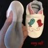 Sneakers moda urocze mokasyny krowi orygine skórzane miękkie sole maluch zapatos nowonarodzone buty 024m niemowlęcia chłopcy dziewczęta Pierwsze spacerowicze