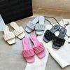 Kvinnors designer tofflor matelasse nappa läder platt glider sandaler beonia rosa beige fuchsia ljusblå vit mode kvinnor sommar strand gummi tofflare sandal