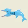 Творческий смешная подделка динозавры акула телескопическая весенняя игрушка детская игра вечеринка игра дельфин Манипулятор Клип куса