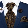 Mens Cravat Black Gold Ascot Tie Brosch Set Gentleman Silk Man Slits Bröllop Formell för festdräkt Tuxdeo Accessory240409