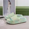 Designerskor Ny stil tofflor Sandal Slide tjock botten Non-halk Soft Bottom Fashion House Slipper Women Wear Beach