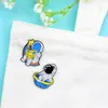 Les astronautes explorent l'univers en lecture des journaux broche mignons films anime jeux épingles en émail collectif collectent du carton métaton broche sac à dos sac de sac à dos badges revers