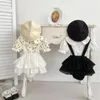 Kläderuppsättningar 2024 Korean Summer Baby Girls 2st kläder Set Cotton Dot Short Sleeve Tops Suspender Solid Culottes Suit Smittbarn Girl Outfits